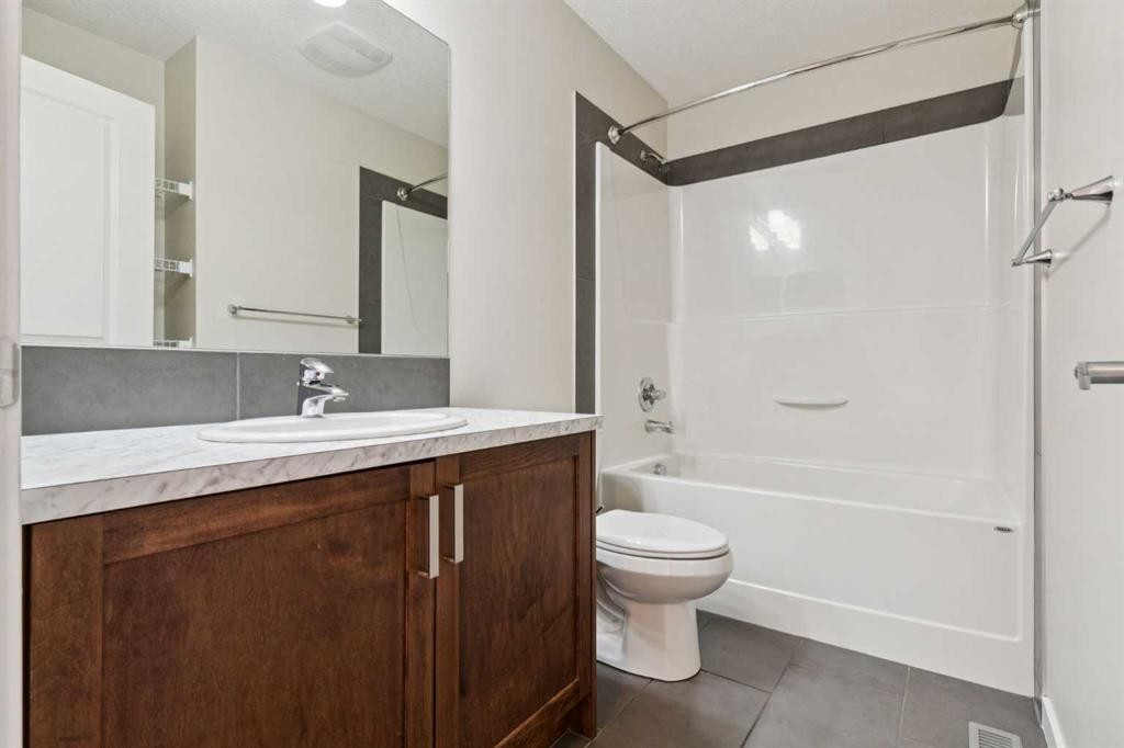 116 Walden Parade Se, Calgary, AB - Indoor Photo Showing Bathroom