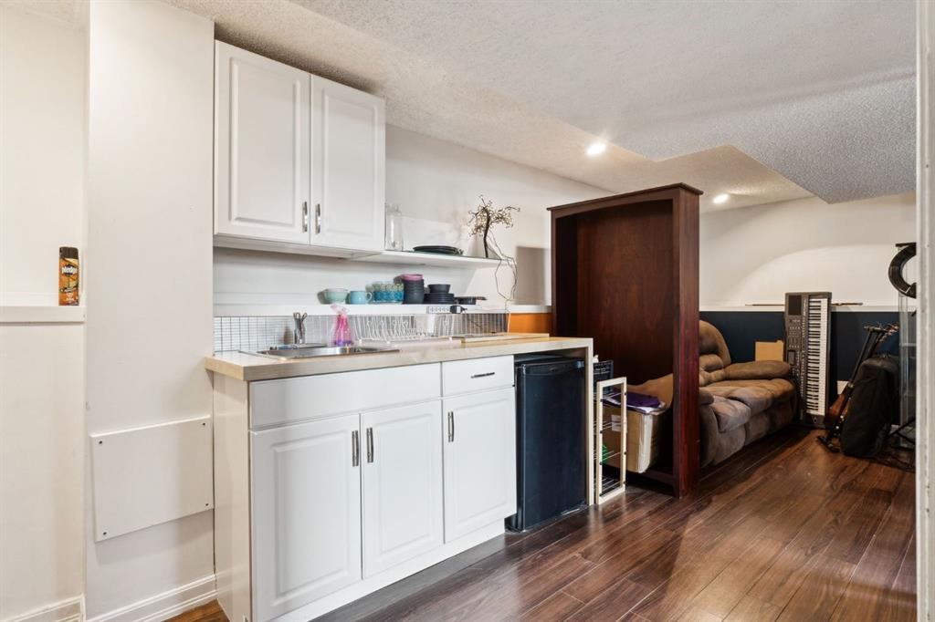 147 Falchurch Crescent Ne, Calgary, AB - Indoor