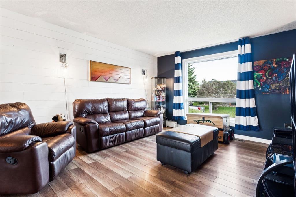 147 Falchurch Crescent Ne, Calgary, AB - Indoor Photo Showing Living Room