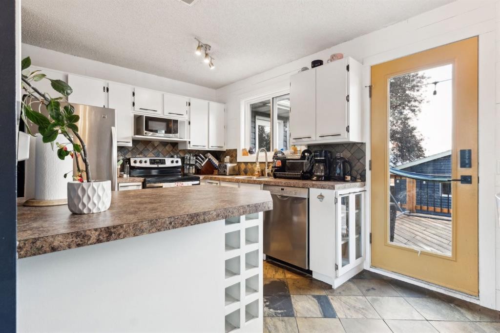 147 Falchurch Crescent Ne, Calgary, AB - Indoor Photo Showing Kitchen