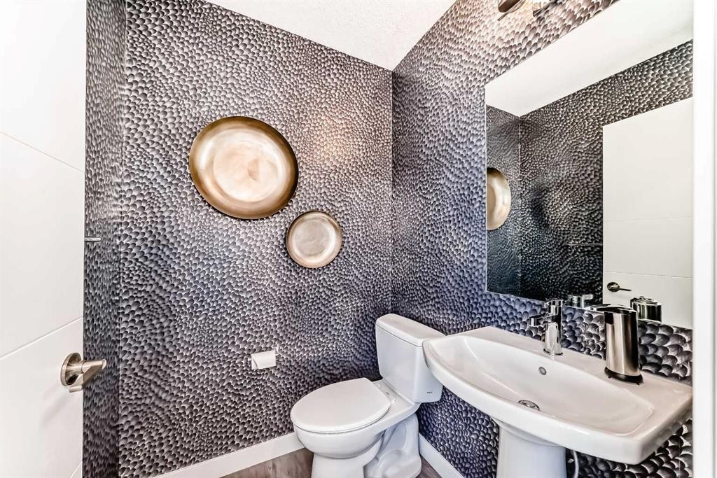 38 Lavender Road Se, Calgary, AB - Indoor Photo Showing Bathroom