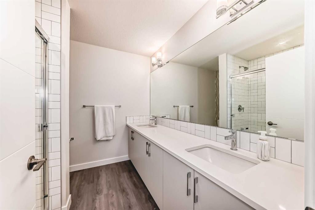 38 Lavender Road Se, Calgary, AB - Indoor Photo Showing Bathroom