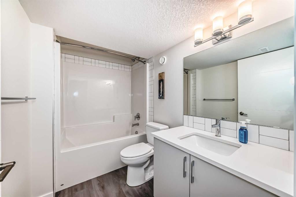 38 Lavender Road Se, Calgary, AB - Indoor Photo Showing Bathroom