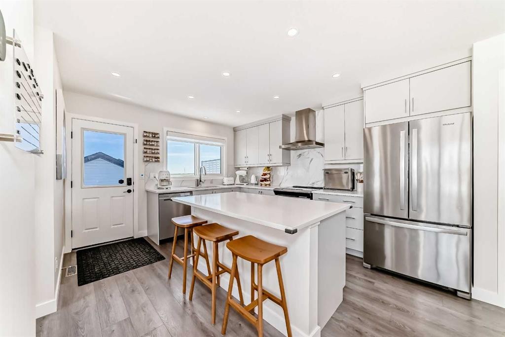 38 Lavender Road Se, Calgary, AB - Indoor Photo Showing Kitchen With Upgraded Kitchen