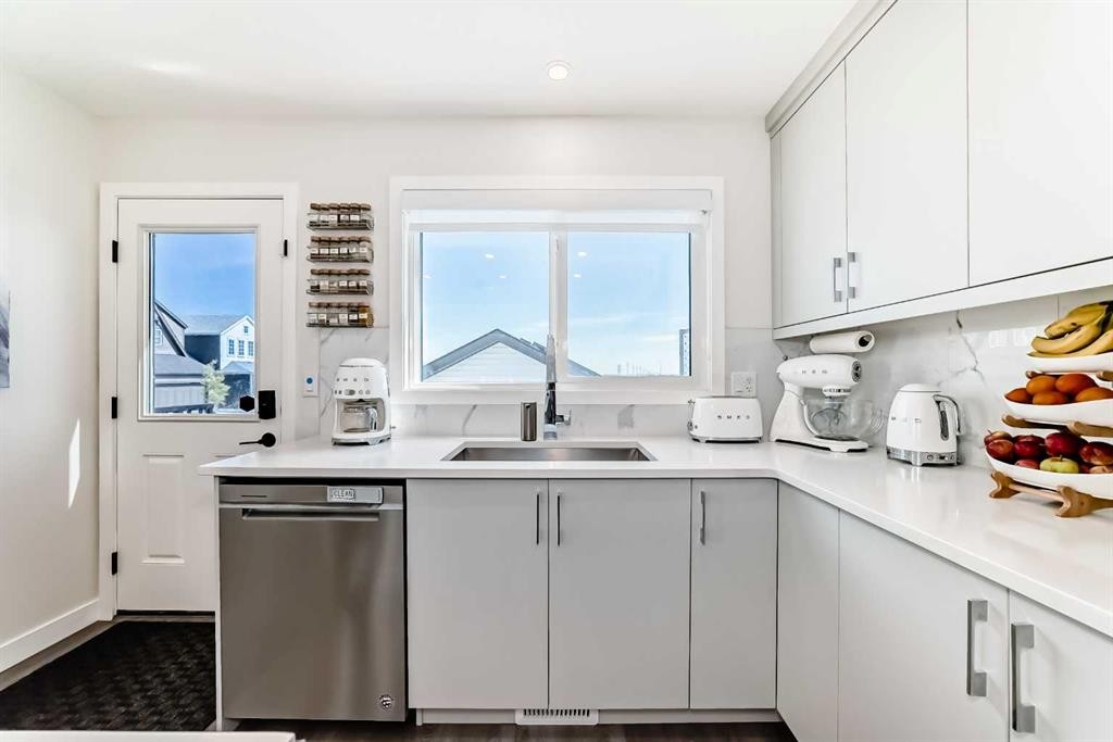 38 Lavender Road Se, Calgary, AB - Indoor Photo Showing Kitchen