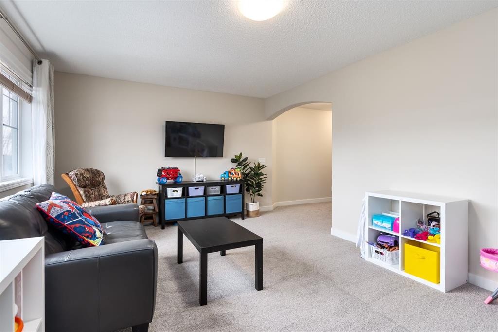 128 Seagreen Manor, Chestermere, AB - Indoor Photo Showing Living Room