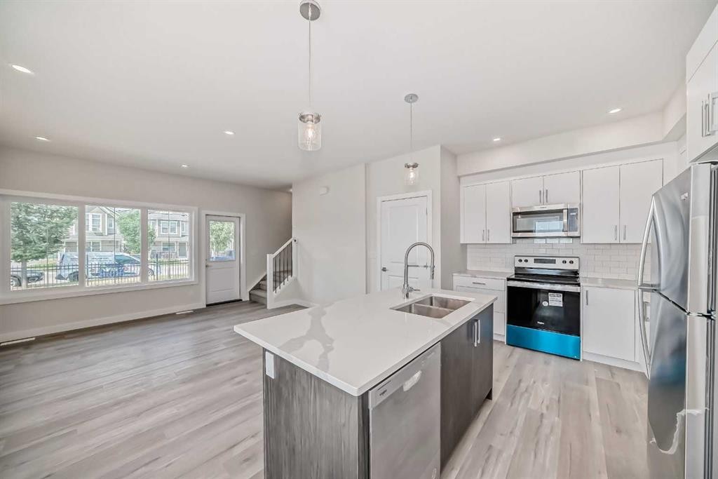 72-351 Monteith Drive Se, High River, AB - Indoor Photo Showing Kitchen With Double Sink With Upgraded Kitchen