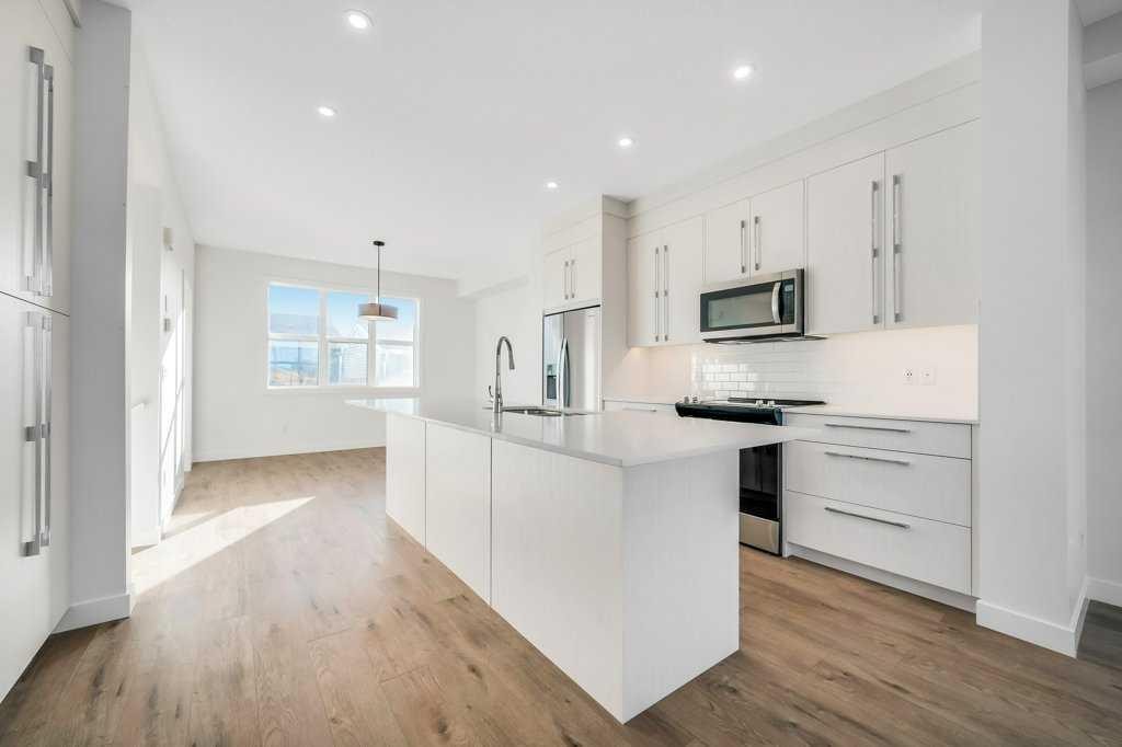 293 Dawson Way, Chestermere, AB - Indoor Photo Showing Kitchen With Upgraded Kitchen