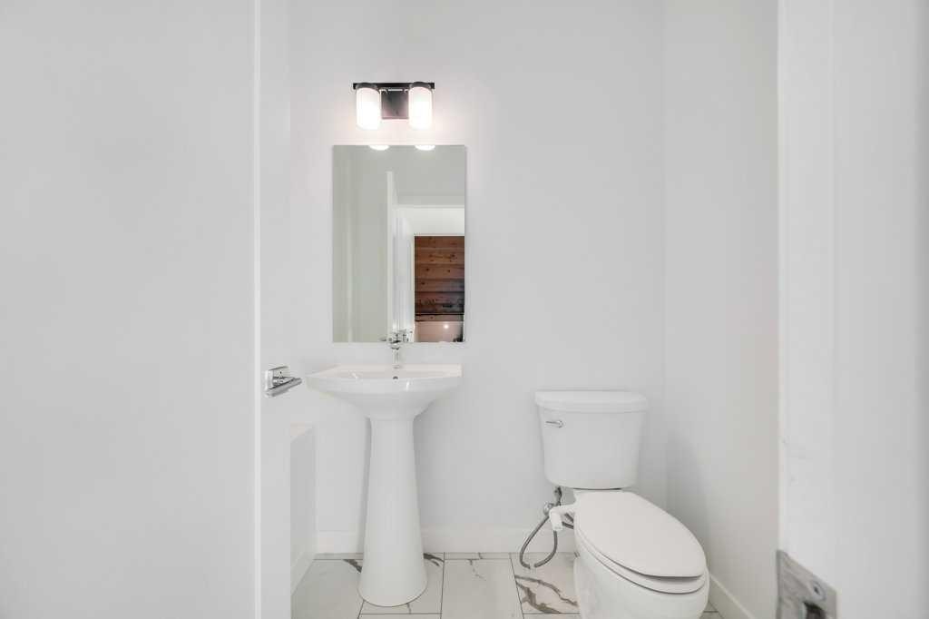 293 Dawson Way, Chestermere, AB - Indoor Photo Showing Bathroom