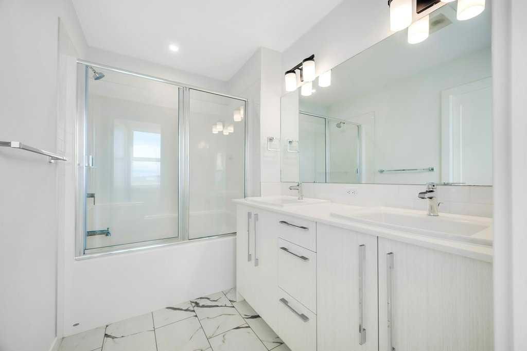 293 Dawson Way, Chestermere, AB - Indoor Photo Showing Bathroom