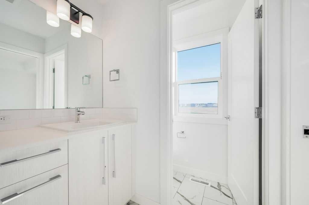 293 Dawson Way, Chestermere, AB - Indoor Photo Showing Bathroom