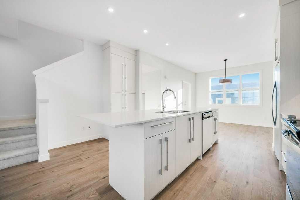 293 Dawson Way, Chestermere, AB - Indoor Photo Showing Kitchen With Upgraded Kitchen