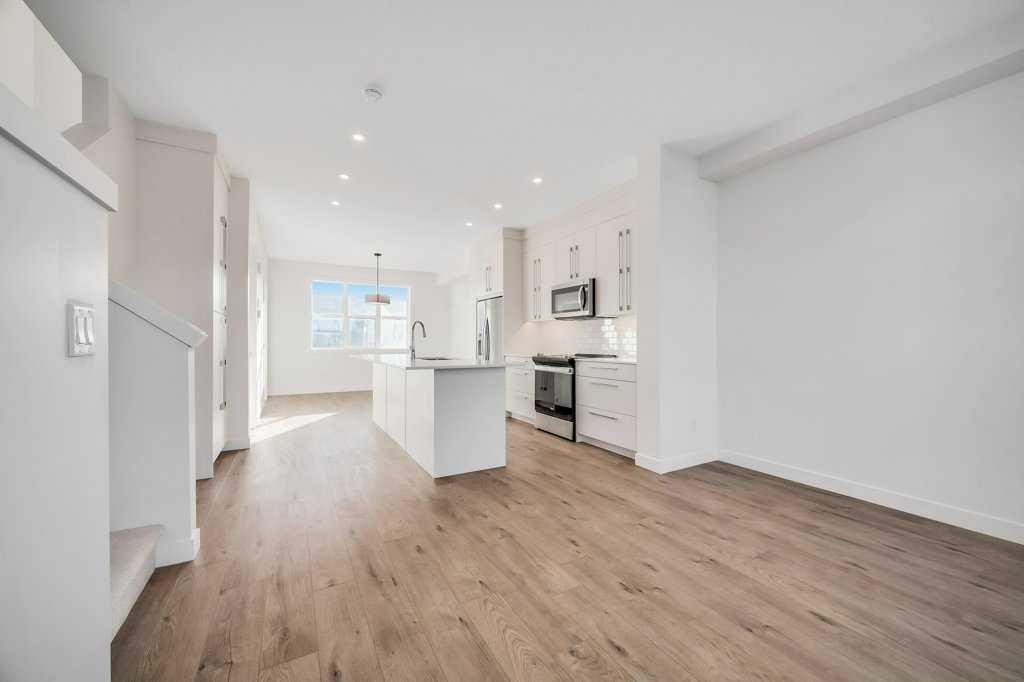 293 Dawson Way, Chestermere, AB - Indoor Photo Showing Kitchen With Upgraded Kitchen