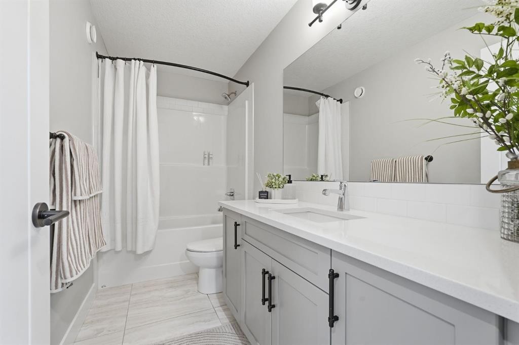 19 Masters Green Se, Calgary, AB - Indoor Photo Showing Bathroom