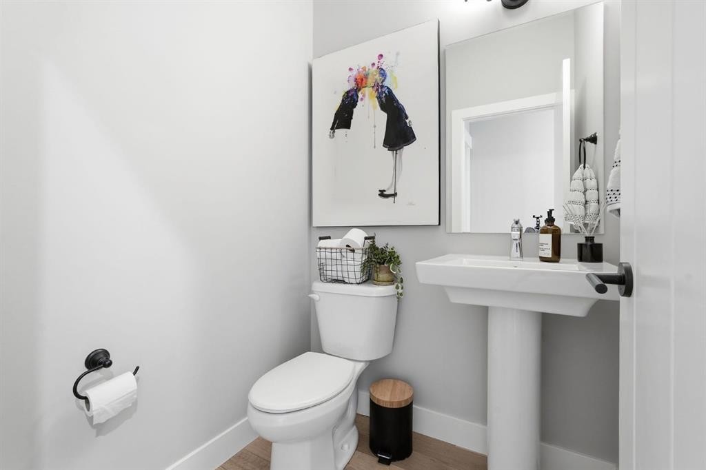 19 Masters Green Se, Calgary, AB - Indoor Photo Showing Bathroom