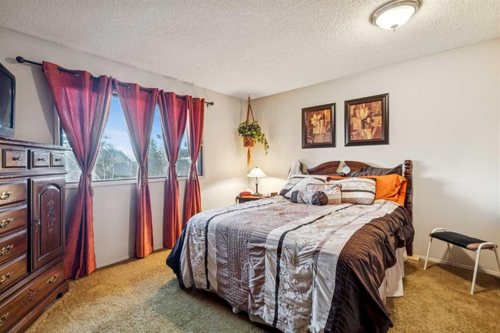 119 Whiteridge Place Ne, Calgary, AB - Indoor Photo Showing Bedroom