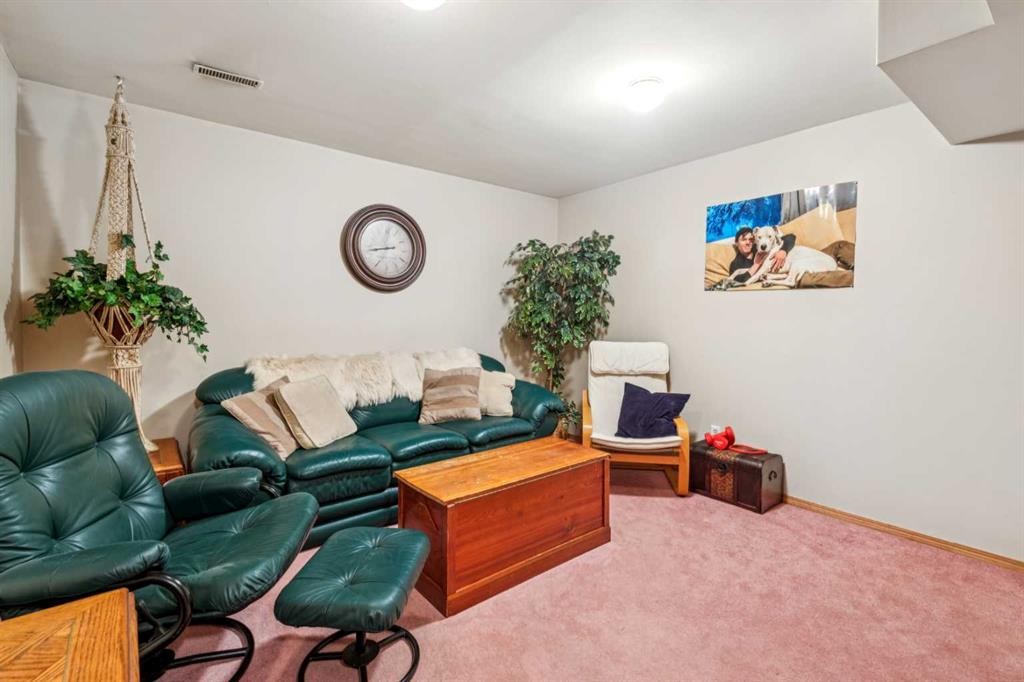 119 Whiteridge Place Ne, Calgary, AB - Indoor Photo Showing Living Room