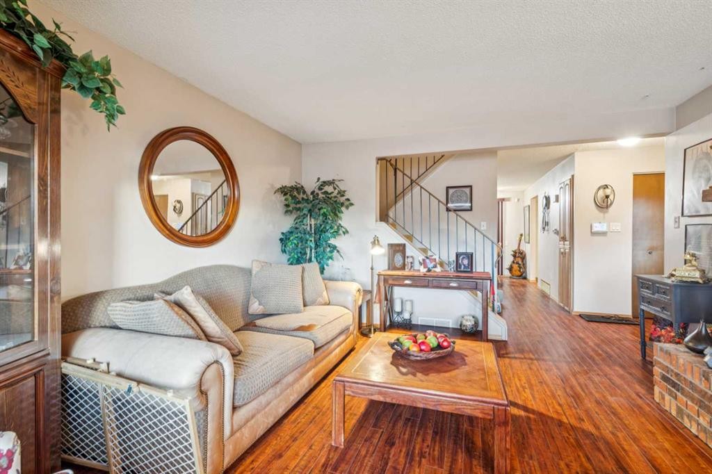 119 Whiteridge Place Ne, Calgary, AB - Indoor Photo Showing Living Room