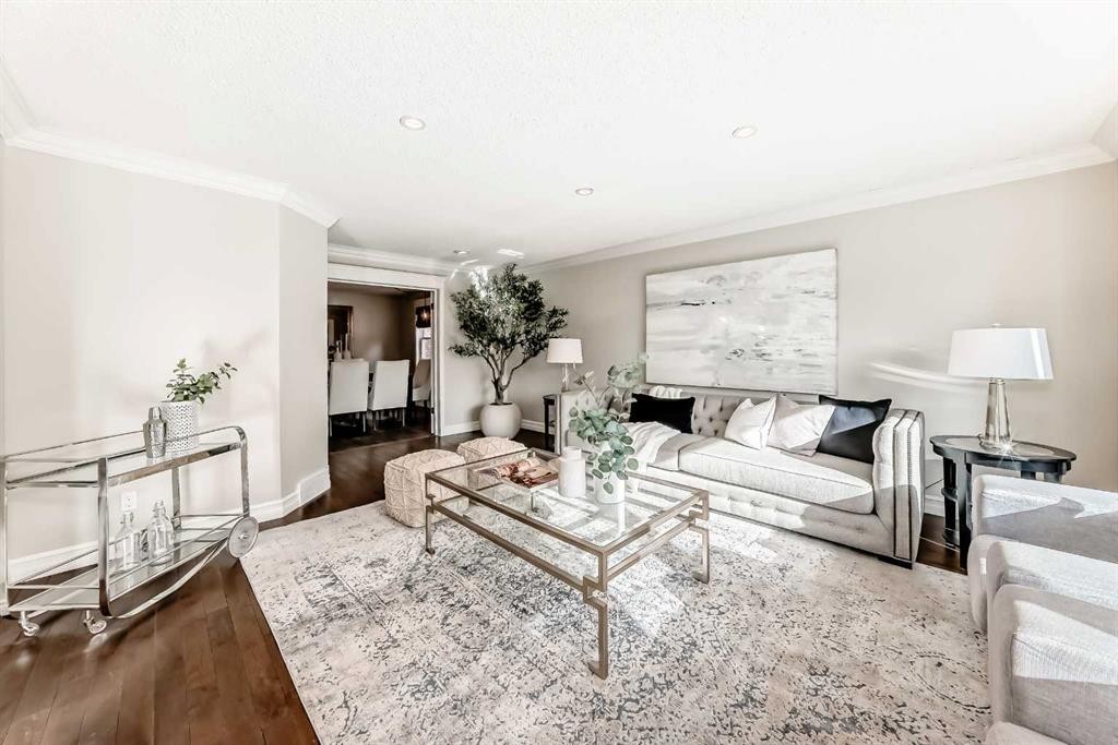 36 Stradbrooke Way Sw, Calgary, AB - Indoor Photo Showing Living Room
