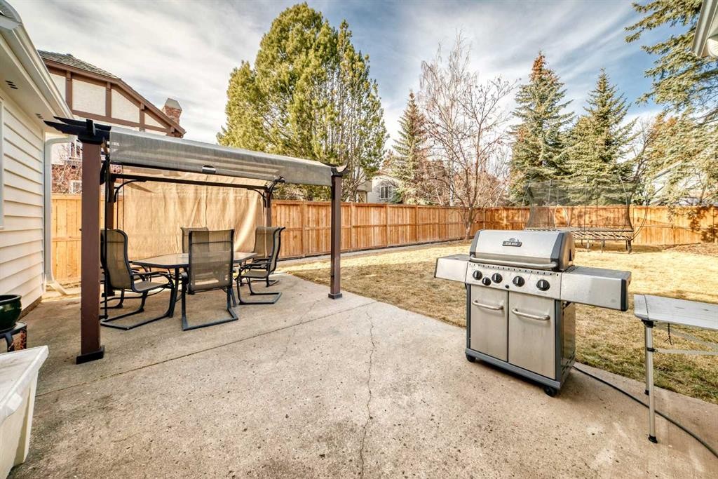 36 Stradbrooke Way Sw, Calgary, AB - Outdoor