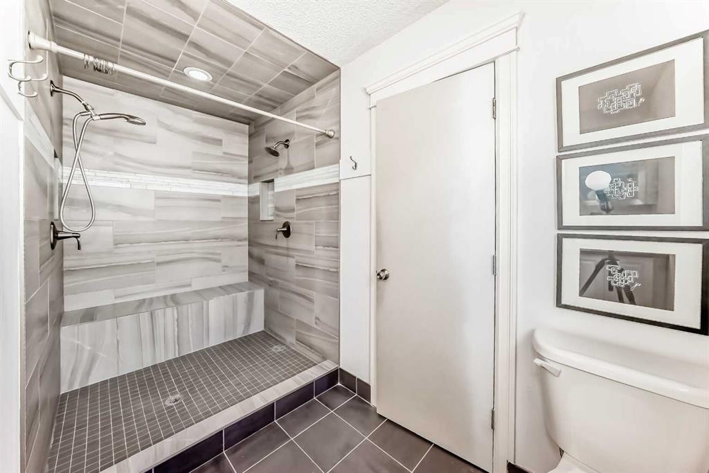 36 Stradbrooke Way Sw, Calgary, AB - Indoor Photo Showing Bathroom