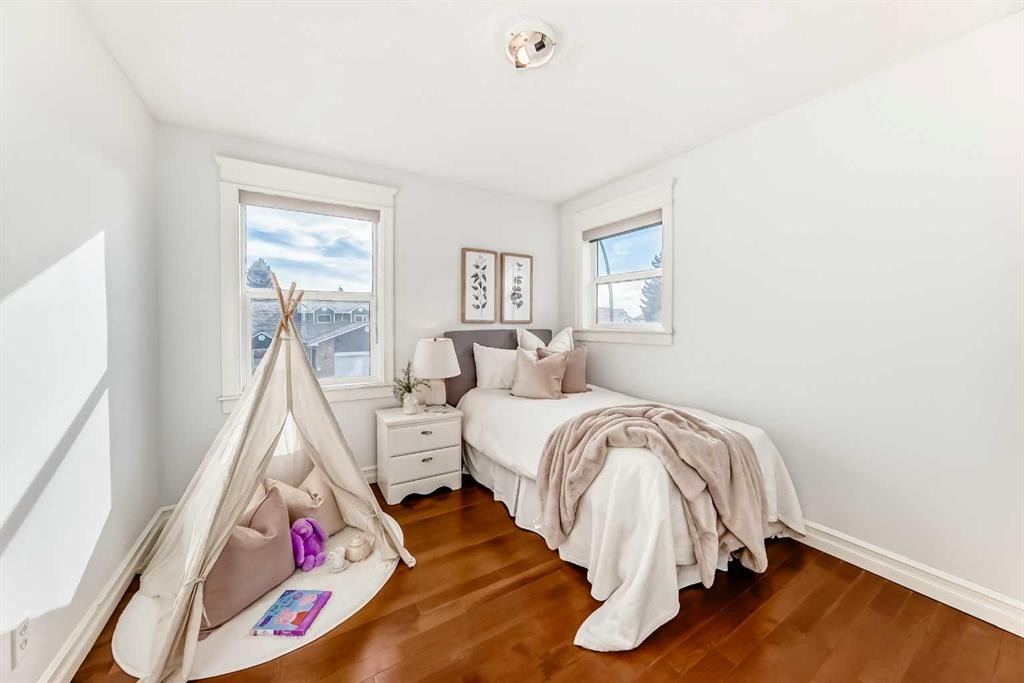 36 Stradbrooke Way Sw, Calgary, AB - Indoor Photo Showing Bedroom