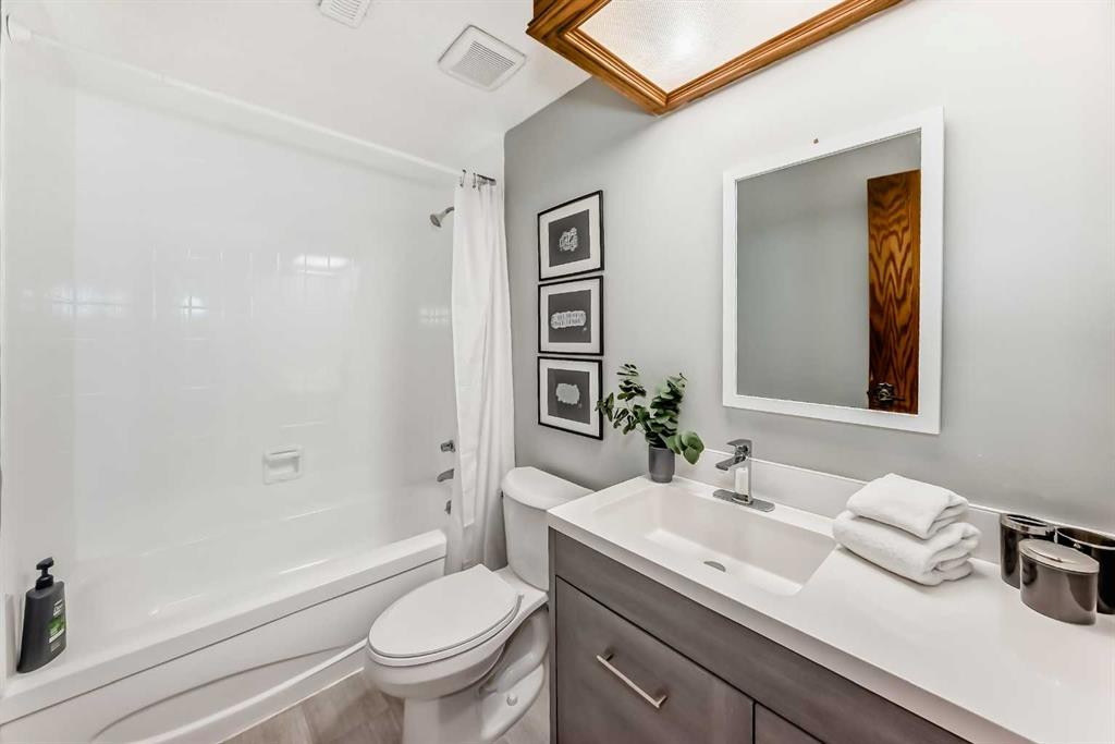 36 Stradbrooke Way Sw, Calgary, AB - Indoor Photo Showing Bathroom