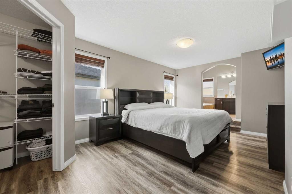 307 Valley Crest Court Nw, Calgary, AB - Indoor Photo Showing Bedroom
