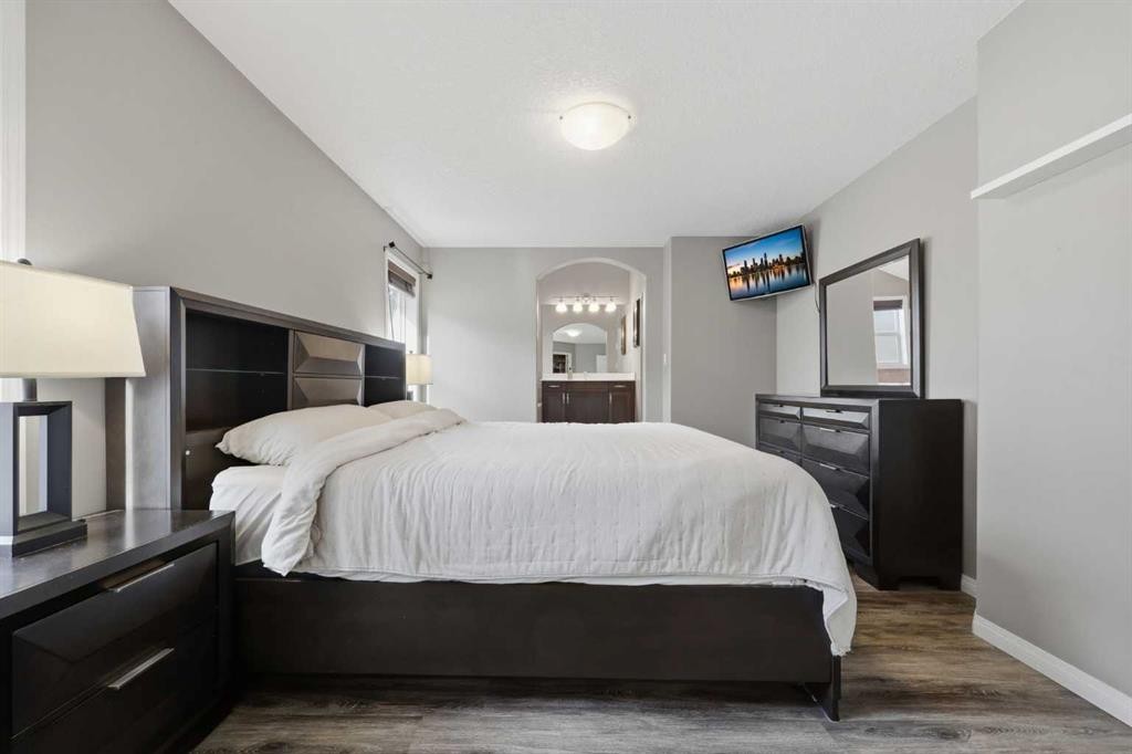 307 Valley Crest Court Nw, Calgary, AB - Indoor Photo Showing Bedroom