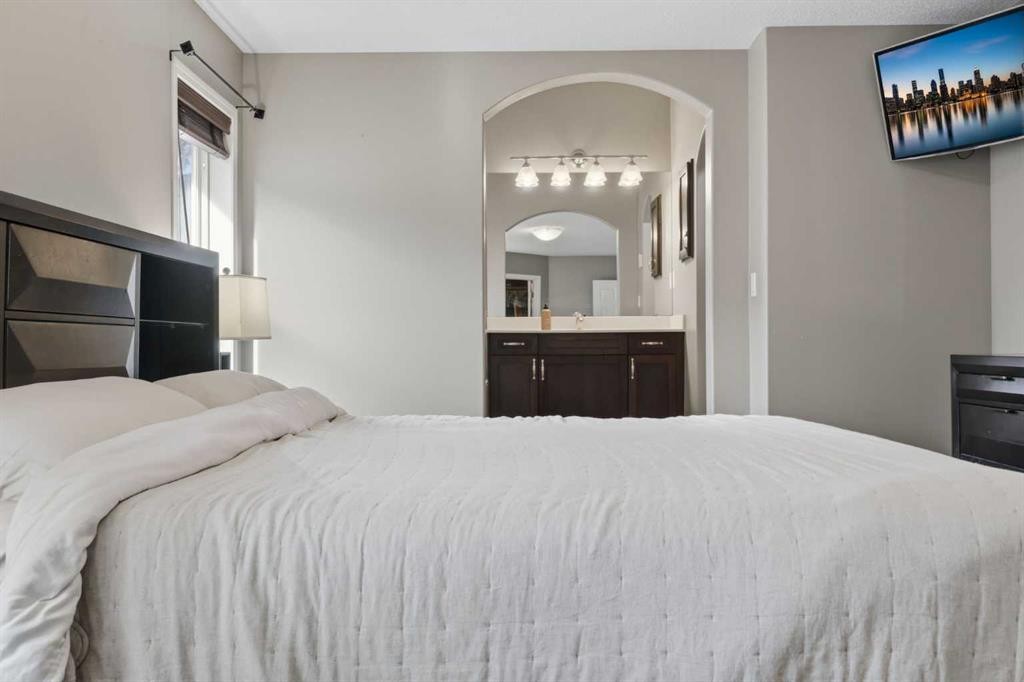 307 Valley Crest Court Nw, Calgary, AB - Indoor Photo Showing Bedroom