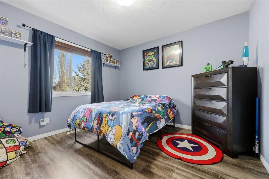 307 Valley Crest Court Nw, Calgary, AB - Indoor Photo Showing Bedroom