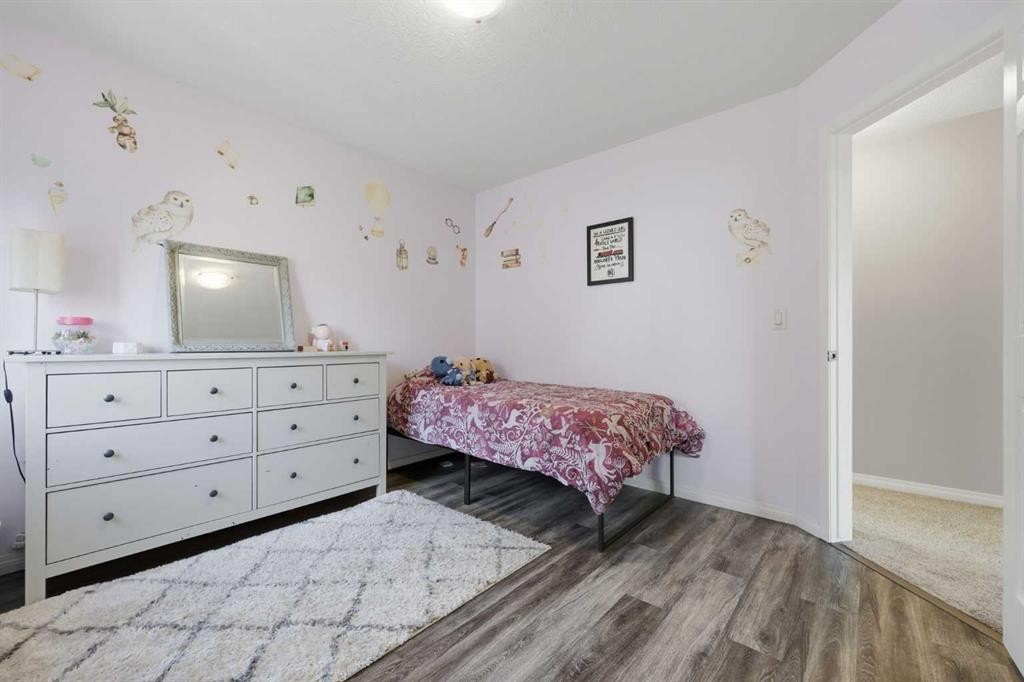 307 Valley Crest Court Nw, Calgary, AB - Indoor Photo Showing Bedroom