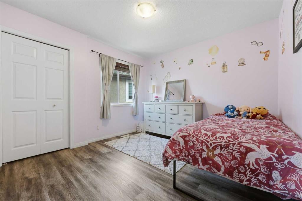 307 Valley Crest Court Nw, Calgary, AB - Indoor Photo Showing Bedroom