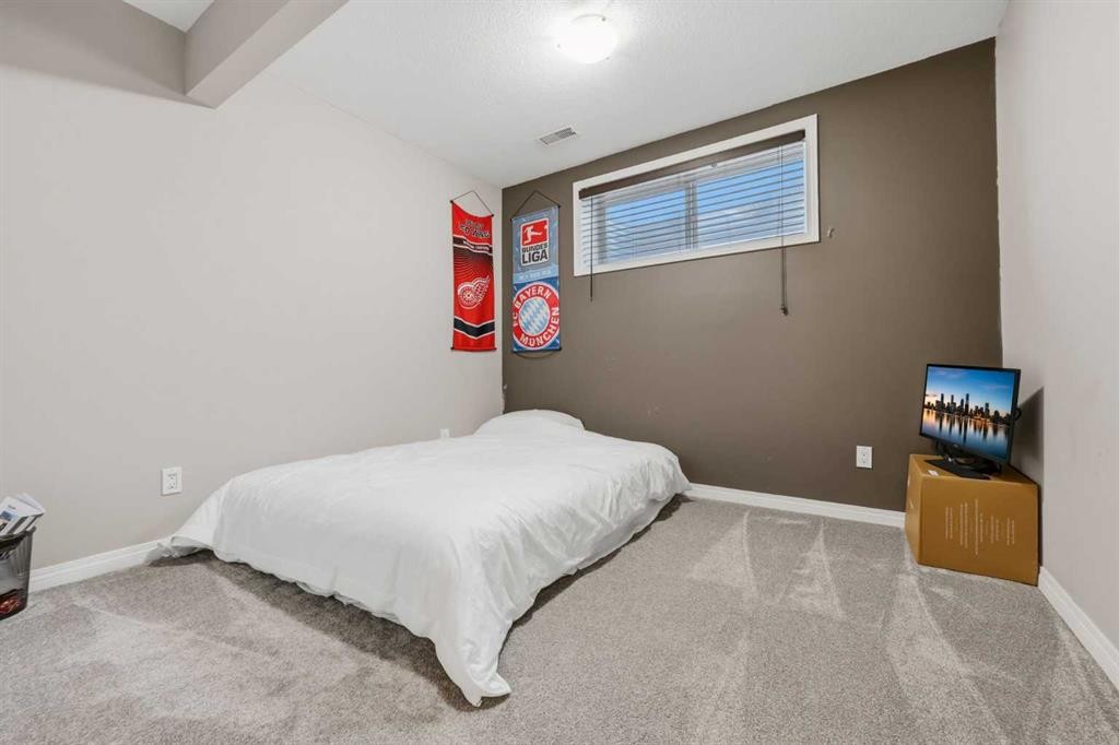 307 Valley Crest Court Nw, Calgary, AB - Indoor Photo Showing Bedroom