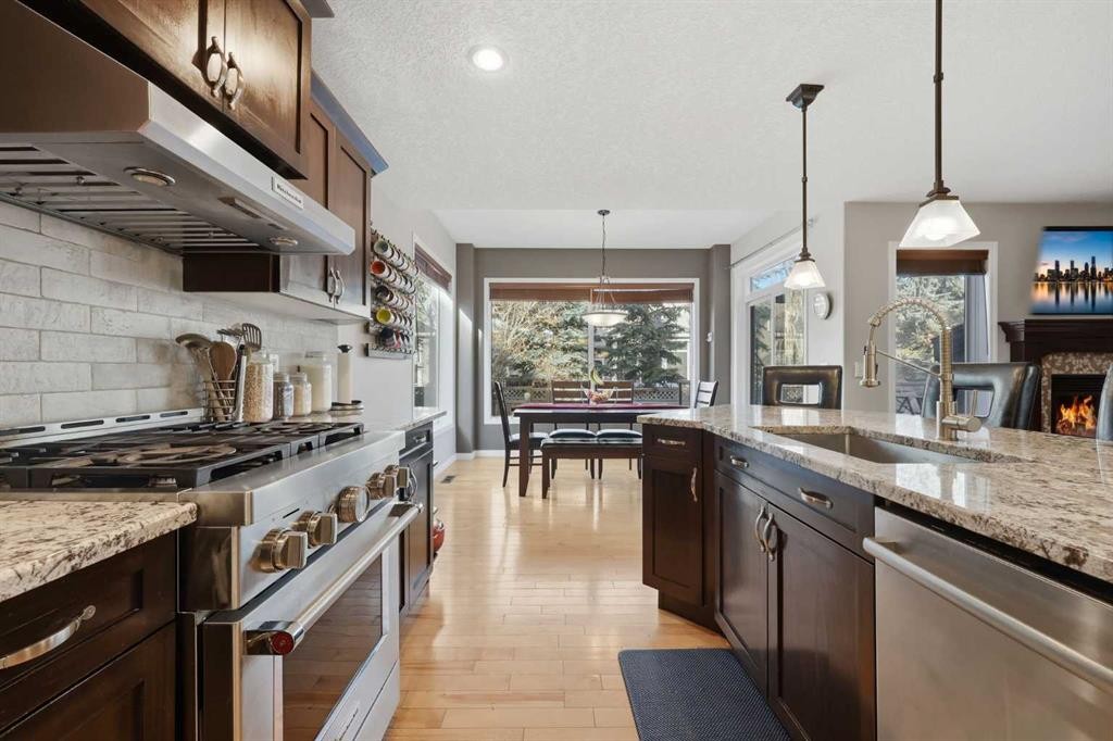 307 Valley Crest Court Nw, Calgary, AB - Indoor Photo Showing Kitchen With Upgraded Kitchen
