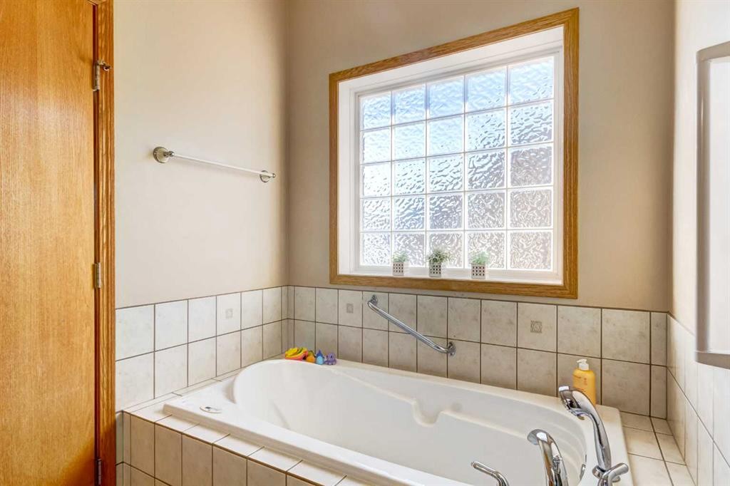 201 Aspen Way, Vulcan, AB - Indoor Photo Showing Bathroom