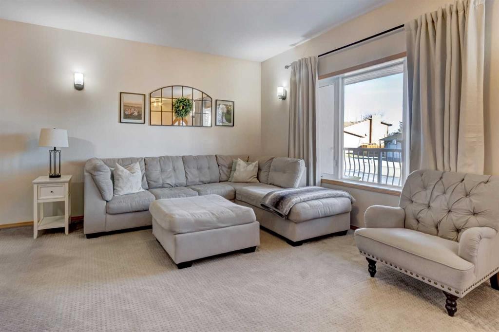201 Aspen Way, Vulcan, AB - Indoor Photo Showing Living Room