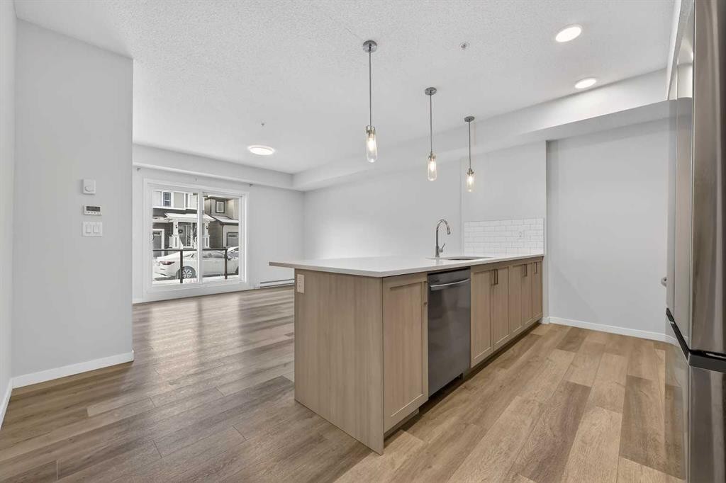 1106-33 Carringham Gate Nw, Calgary, AB - Indoor Photo Showing Kitchen