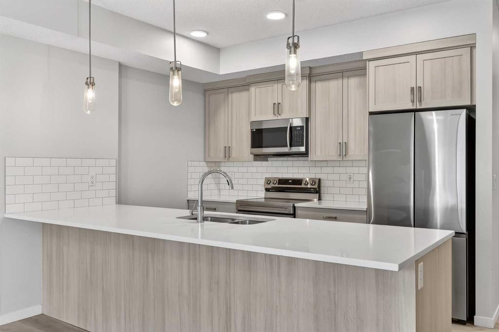 1106-33 Carringham Gate Nw, Calgary, AB - Indoor Photo Showing Kitchen With Double Sink With Upgraded Kitchen