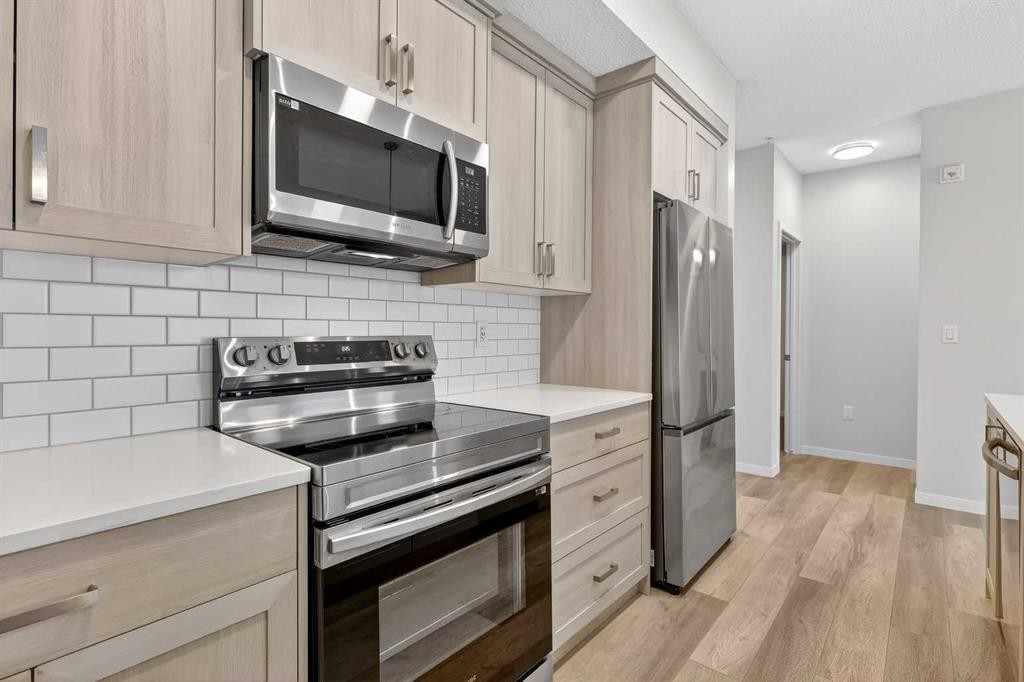 1106-33 Carringham Gate Nw, Calgary, AB - Indoor Photo Showing Kitchen With Upgraded Kitchen