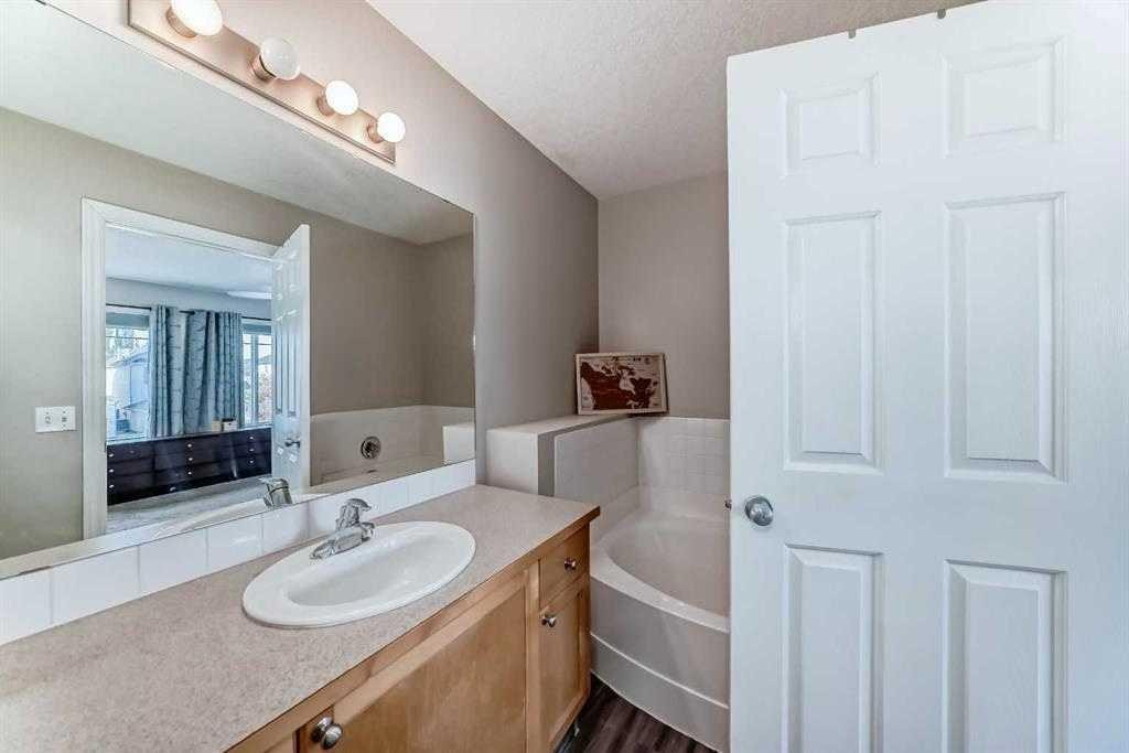 26 Copperfield View Se, Calgary, AB - Indoor Photo Showing Bathroom