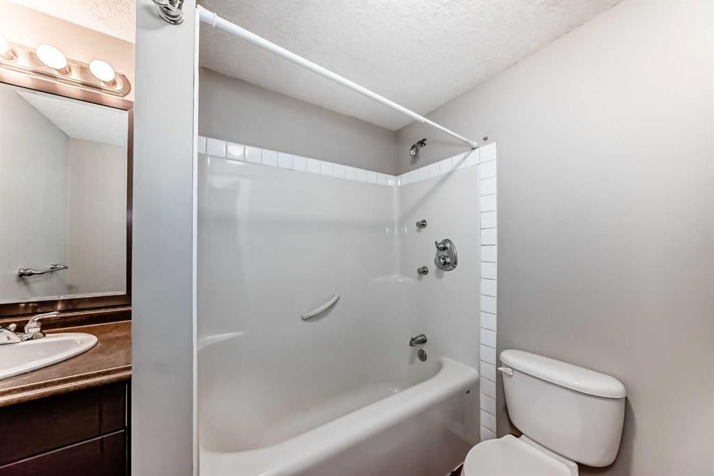 26 Copperfield View Se, Calgary, AB - Indoor Photo Showing Bathroom
