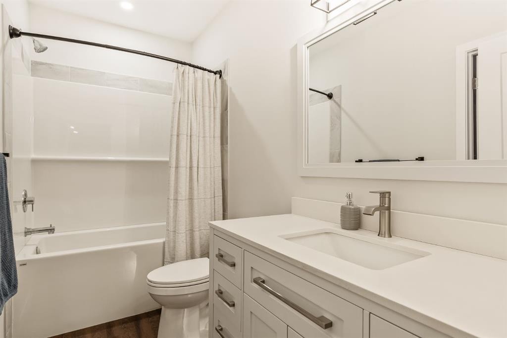 63 Seton Gardens Se, Calgary, AB - Indoor Photo Showing Bathroom