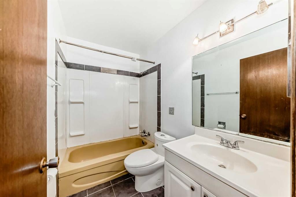 5439 Dalrymple Crescent Nw, Calgary, AB - Indoor Photo Showing Bathroom