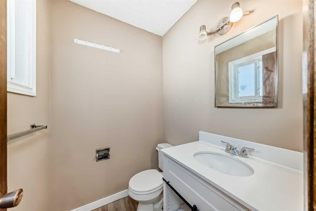 5439 Dalrymple Crescent Nw, Calgary, AB - Indoor Photo Showing Bathroom