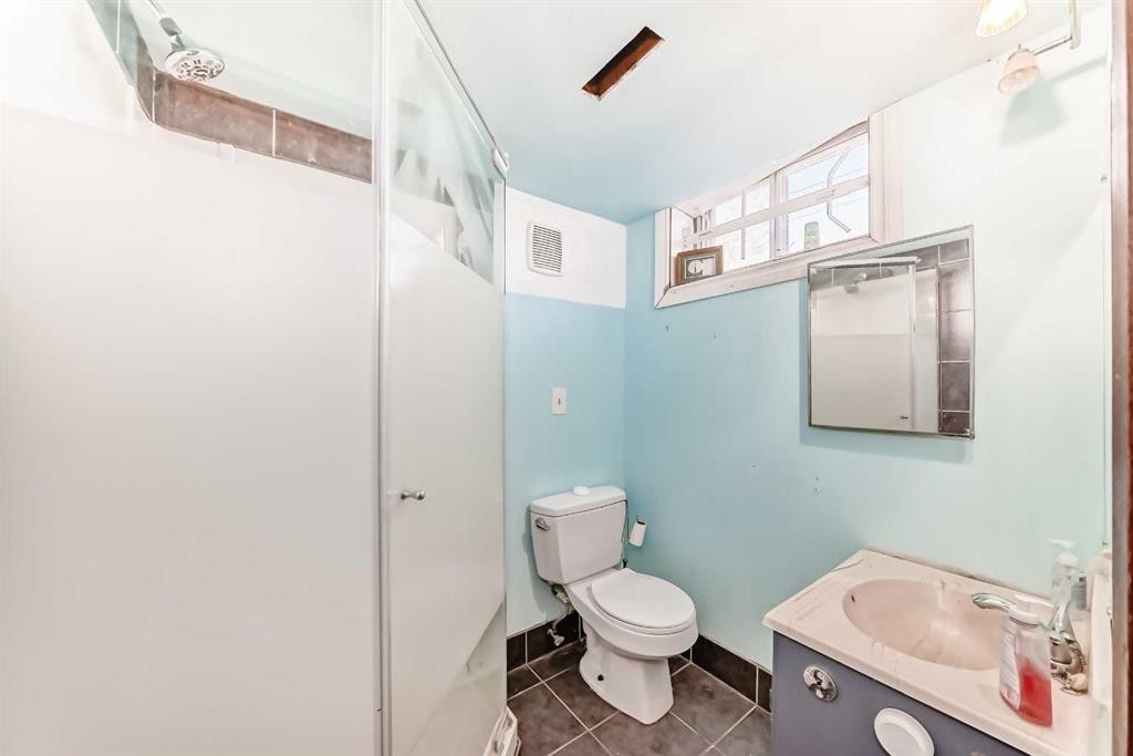 5439 Dalrymple Crescent Nw, Calgary, AB - Indoor Photo Showing Bathroom
