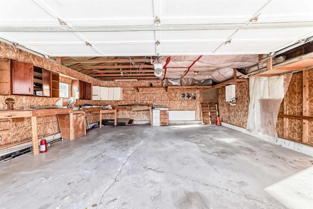 5439 Dalrymple Crescent Nw, Calgary, AB - Indoor Photo Showing Garage