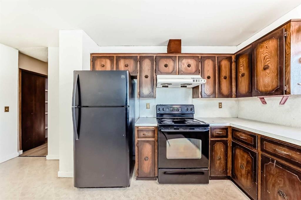 5439 Dalrymple Crescent Nw, Calgary, AB - Indoor Photo Showing Kitchen