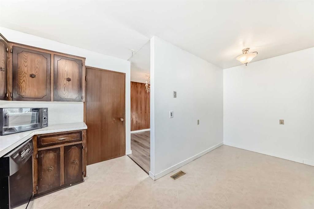 5439 Dalrymple Crescent Nw, Calgary, AB - Indoor Photo Showing Kitchen