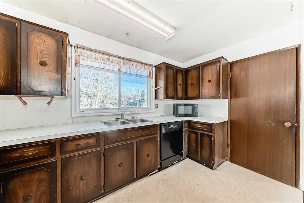 5439 Dalrymple Crescent Nw, Calgary, AB - Indoor Photo Showing Kitchen With Double Sink